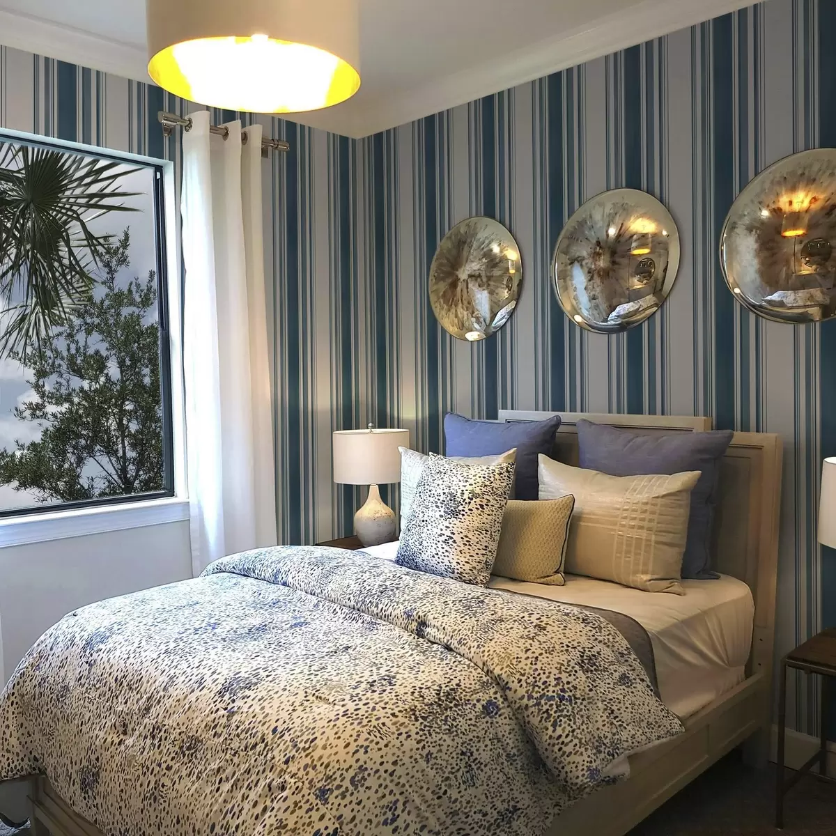 Tapete Blaue Streifen mit weißen Lücken a00525