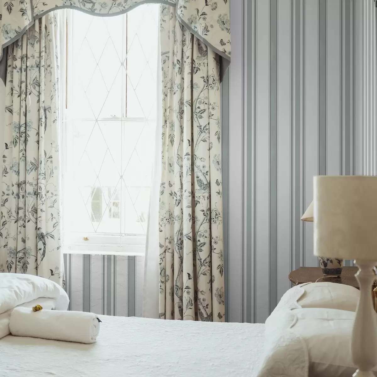 Tapete Doppelmuster mit grau-blauen Streifen a00554