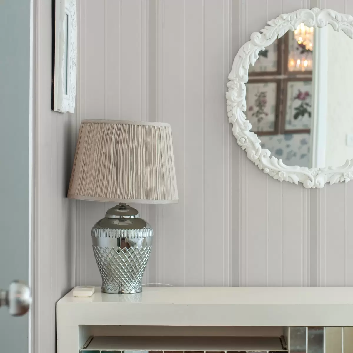 Tapete Beigefarbener Hintergrund mit dünnen und mittleren grau-weißen Streifen a00559