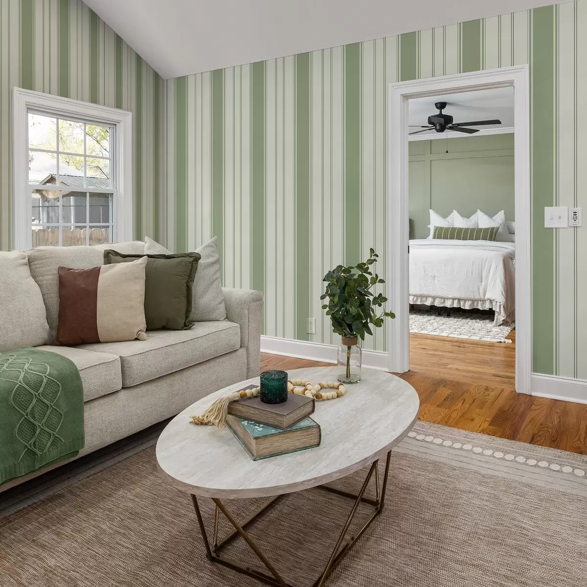 Tapete Cremefarbener Hintergrund mit breiten hellgrünen Streifen a00561