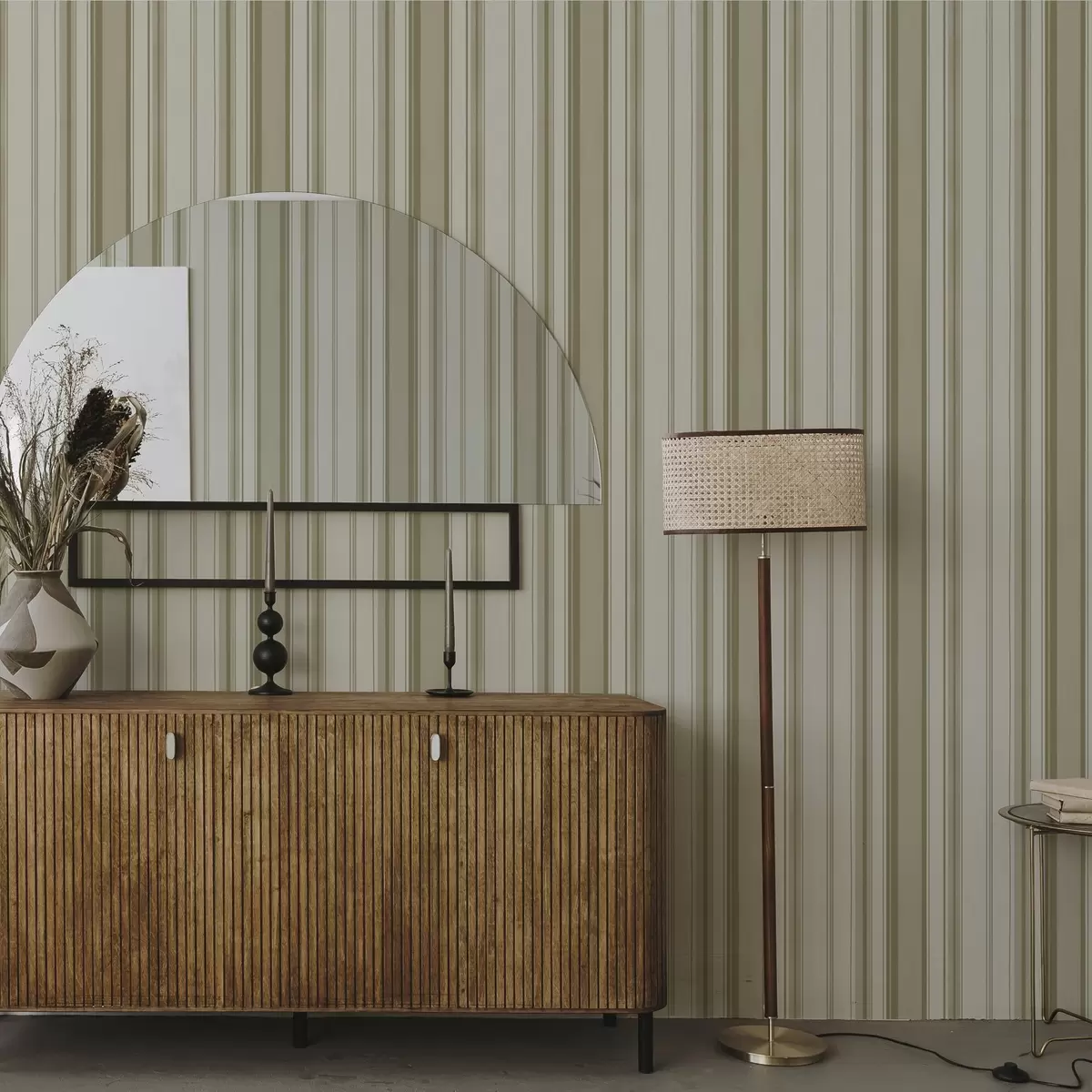 Tapete Cremefarbener Hintergrund mit grau-beigen vertikalen Streifen a00564