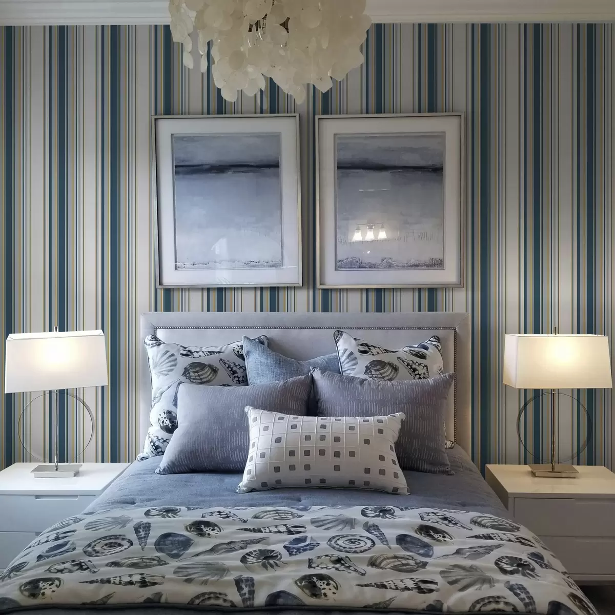 Tapete Kontrastierende blaue und gelbe Streifen auf weißem Hintergrund a00566