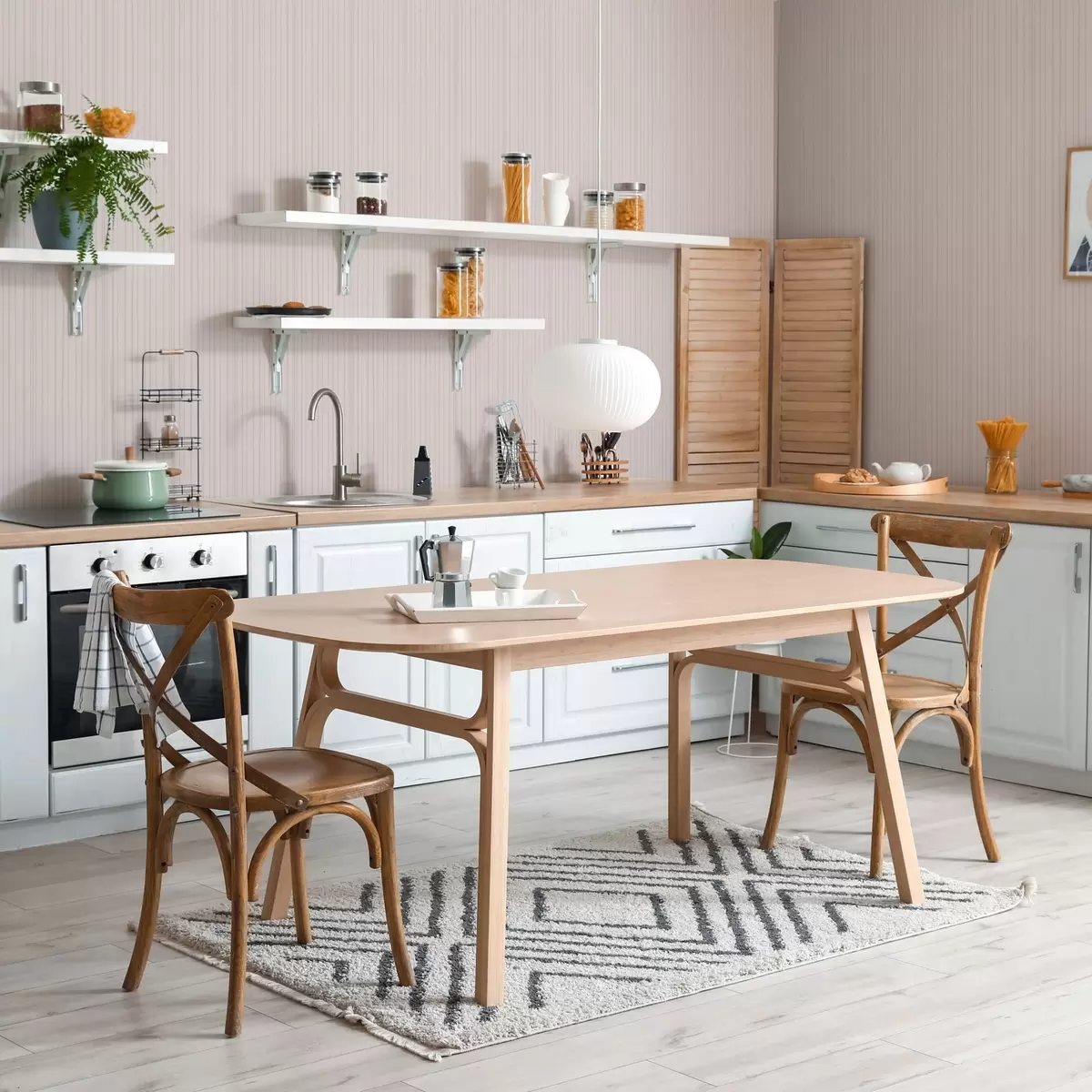 Tapete Hellrosa vertikale Streifen in zartem Stil a00567