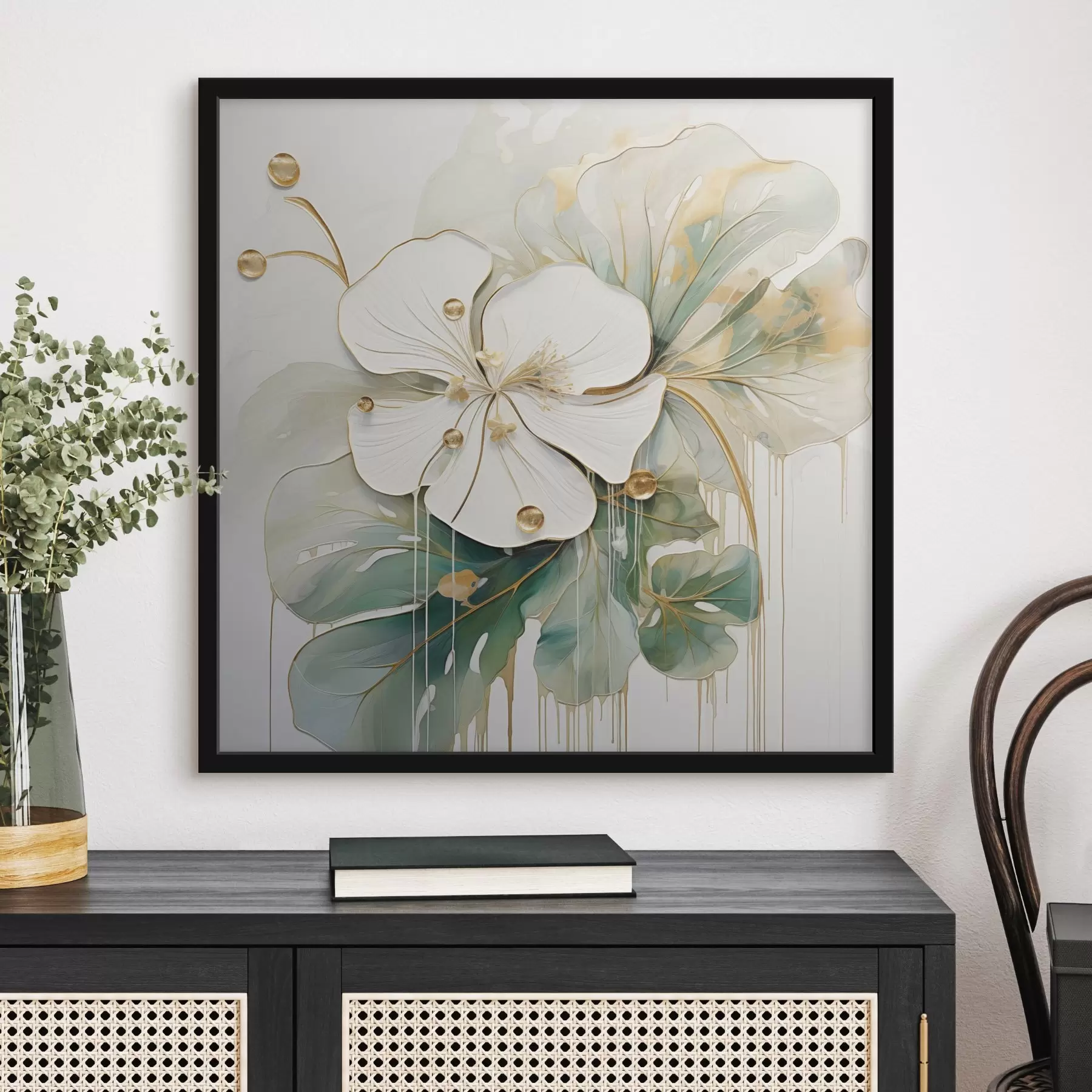 Fototapete Eine weiße Blume mit gelb-orangefarbenen Details und grünen Blättern f45815