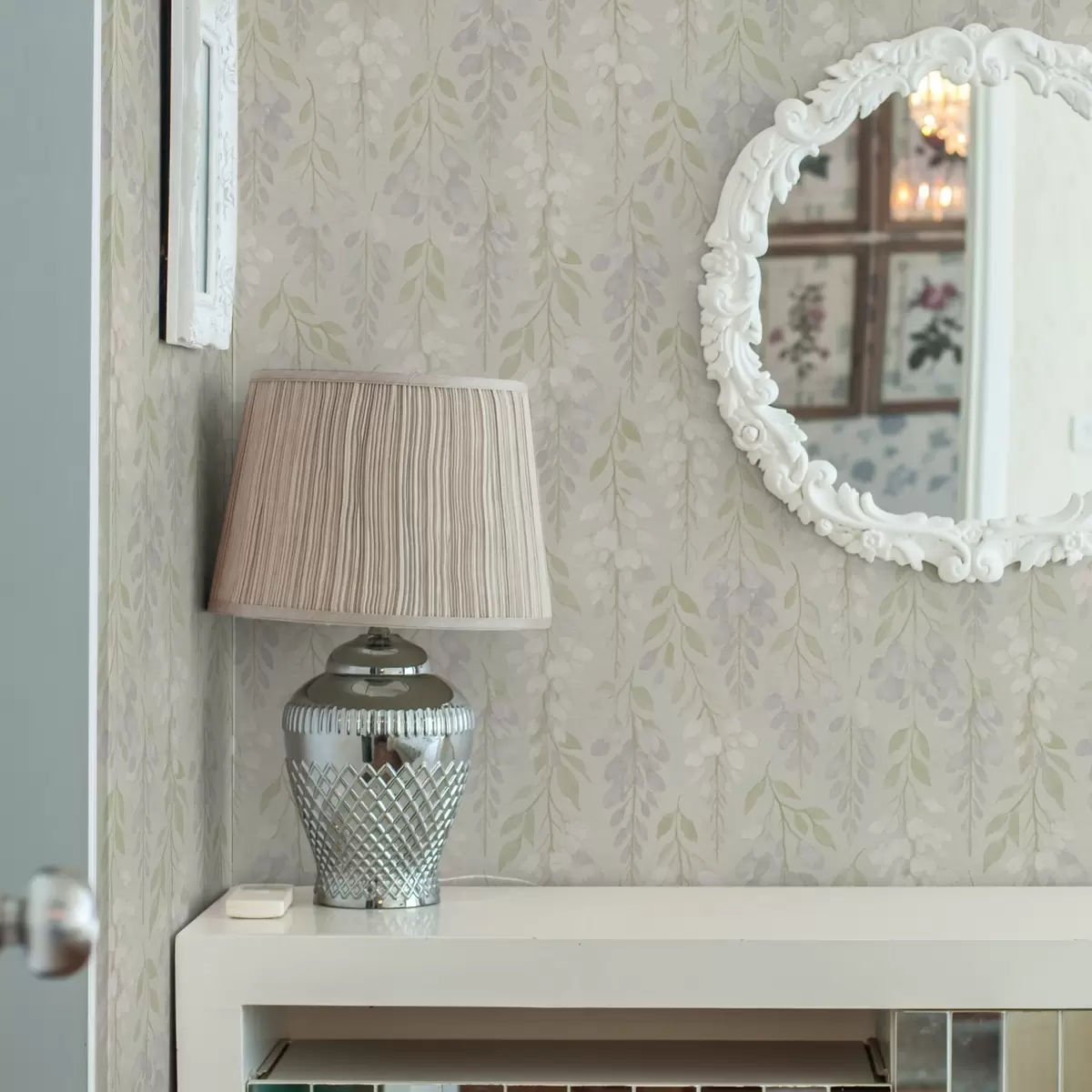 Tapete Hängende Lavendel-Glyzinien auf mintgrünem Hintergrund a00593