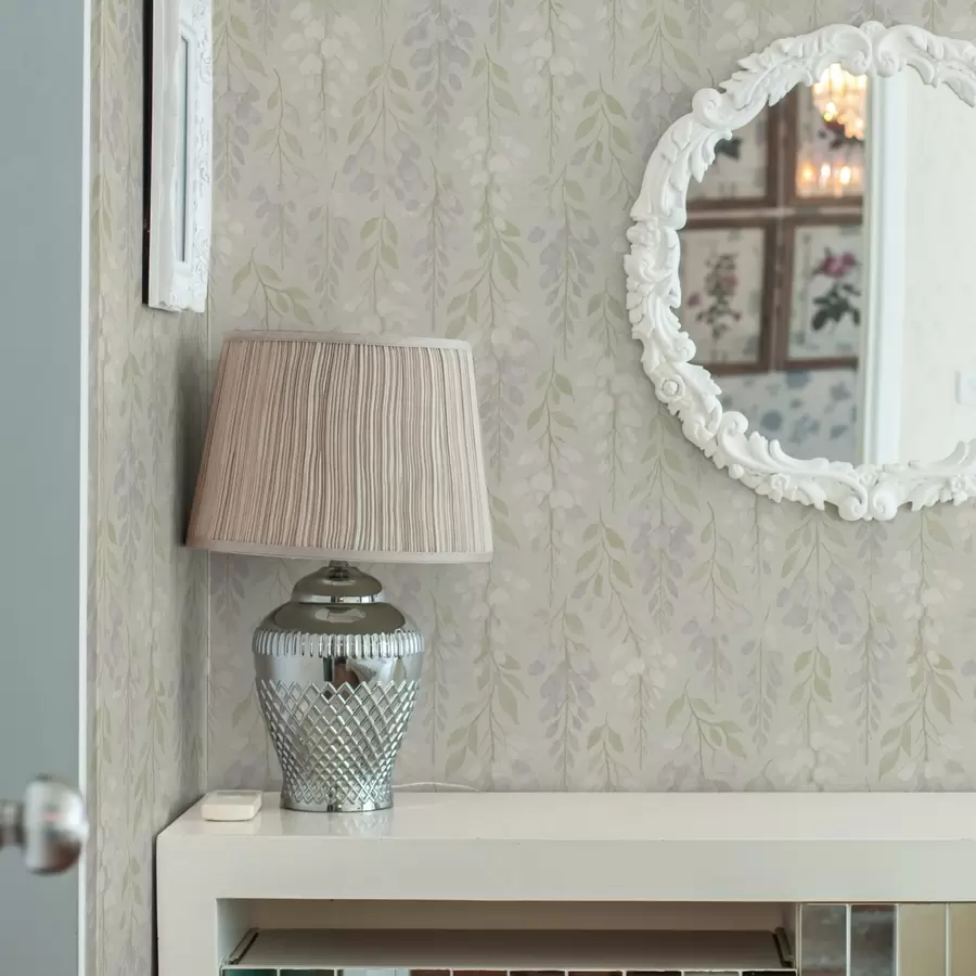 Fototapete Hängende Lavendel-Glyzinien auf mintgrünem Hintergrund a00593