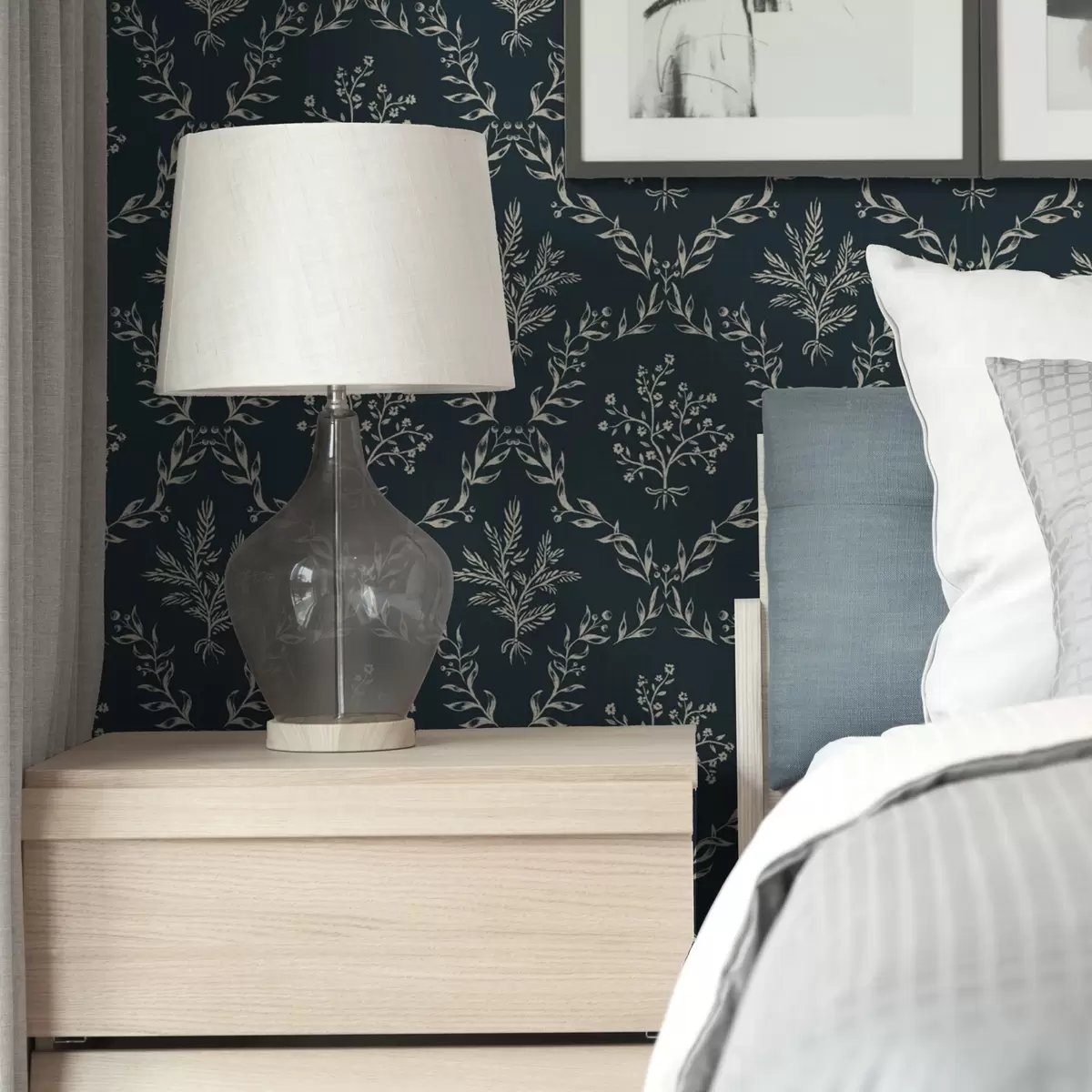 Tapete Weiße Kräuter- und Blumenkränze auf dunklem Blaugrün a00599v2