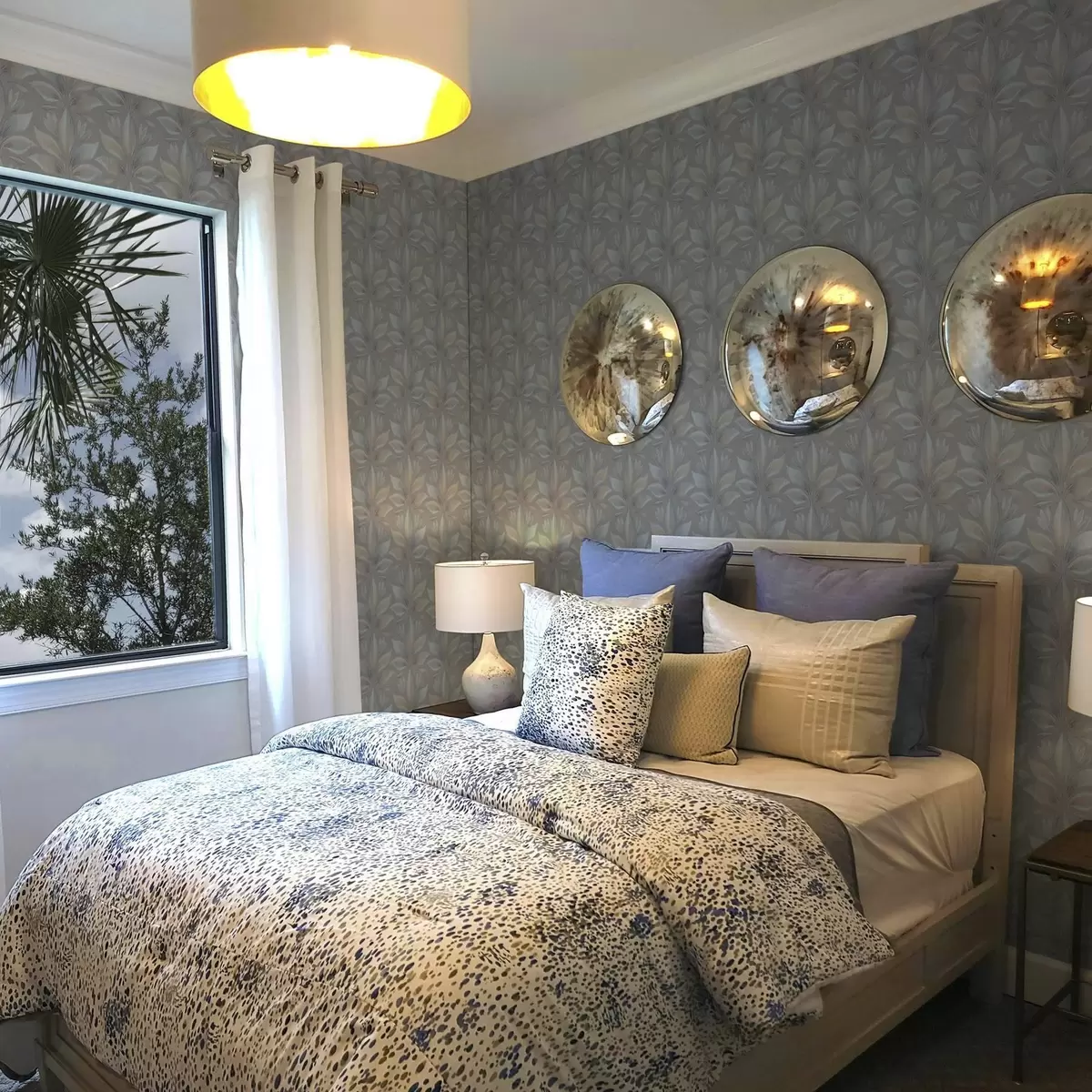 Tapete Große stilisierte Blätter in einer blau-sandfarbenen Palette auf grauem Hintergrund a00601