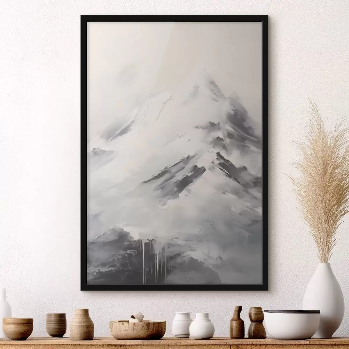 Poster Verschneite Berggipfel mit grauen Schatten, grauer Himmel, Pinselstriche, strukturiert, minimalistisch f45932