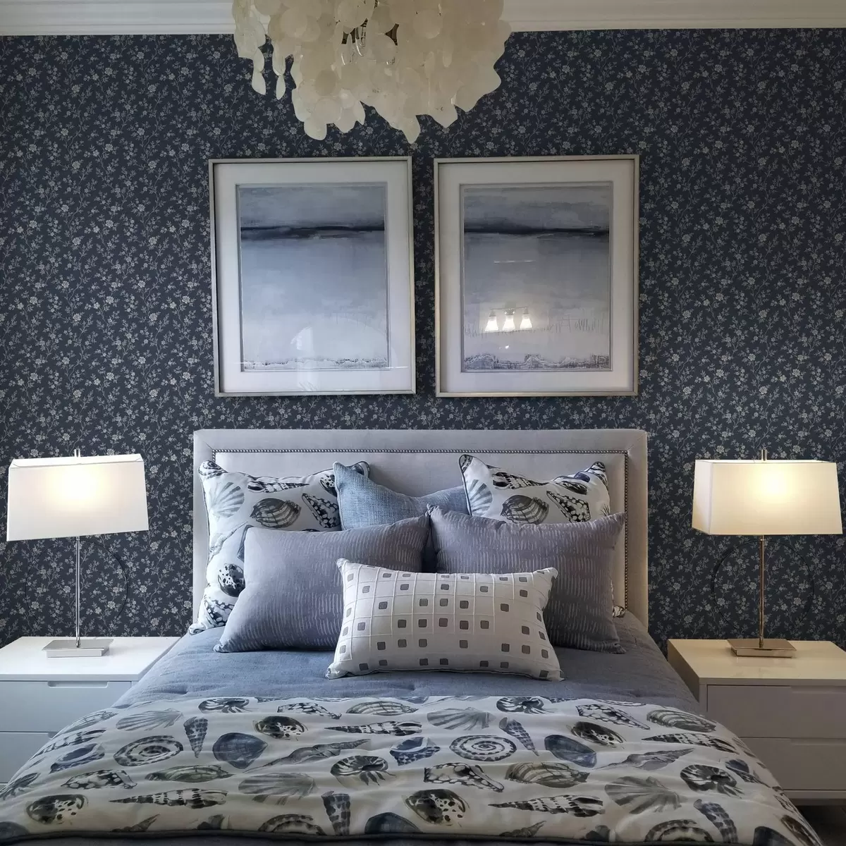 Tapete Dunkelblauer Hintergrund mit dünnen beigen Zweigen und Blumen a00612