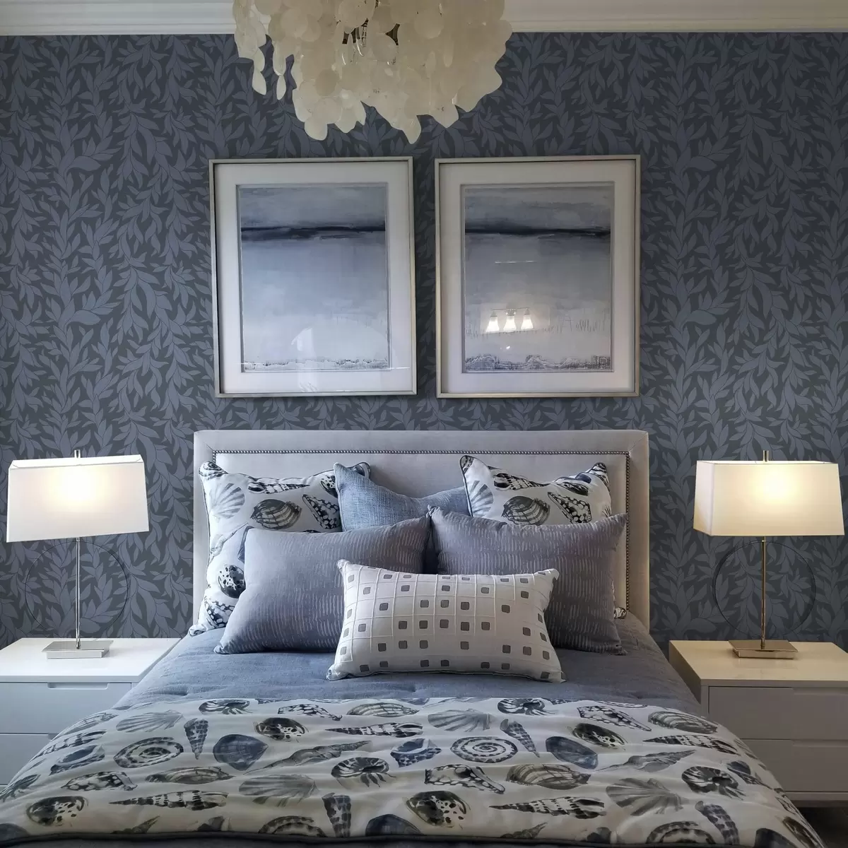 Tapete Graphitblauer Hintergrund und blaue Blätter, strukturierter Strich a00616v2