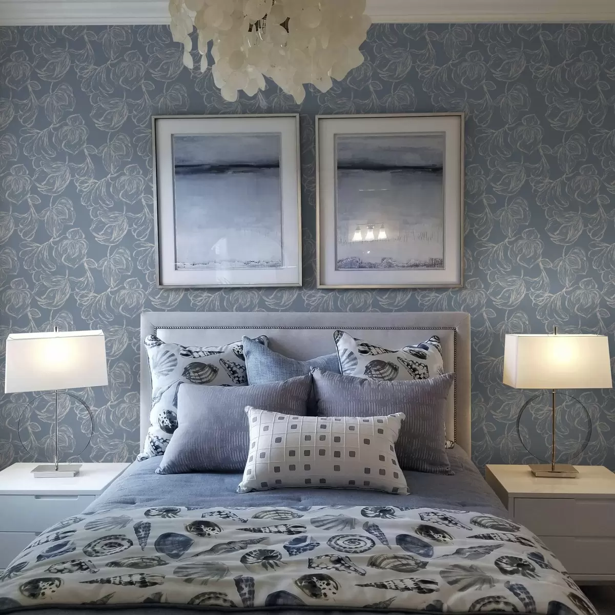 Tapete Hellblauer Hintergrund mit kreidefarbenen Blumenumrissen a00625v3