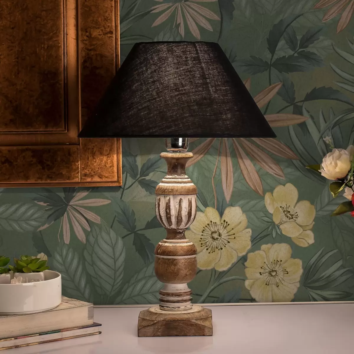 Tapete Gelbe Blumen inmitten grüner Blattstruktur a00718