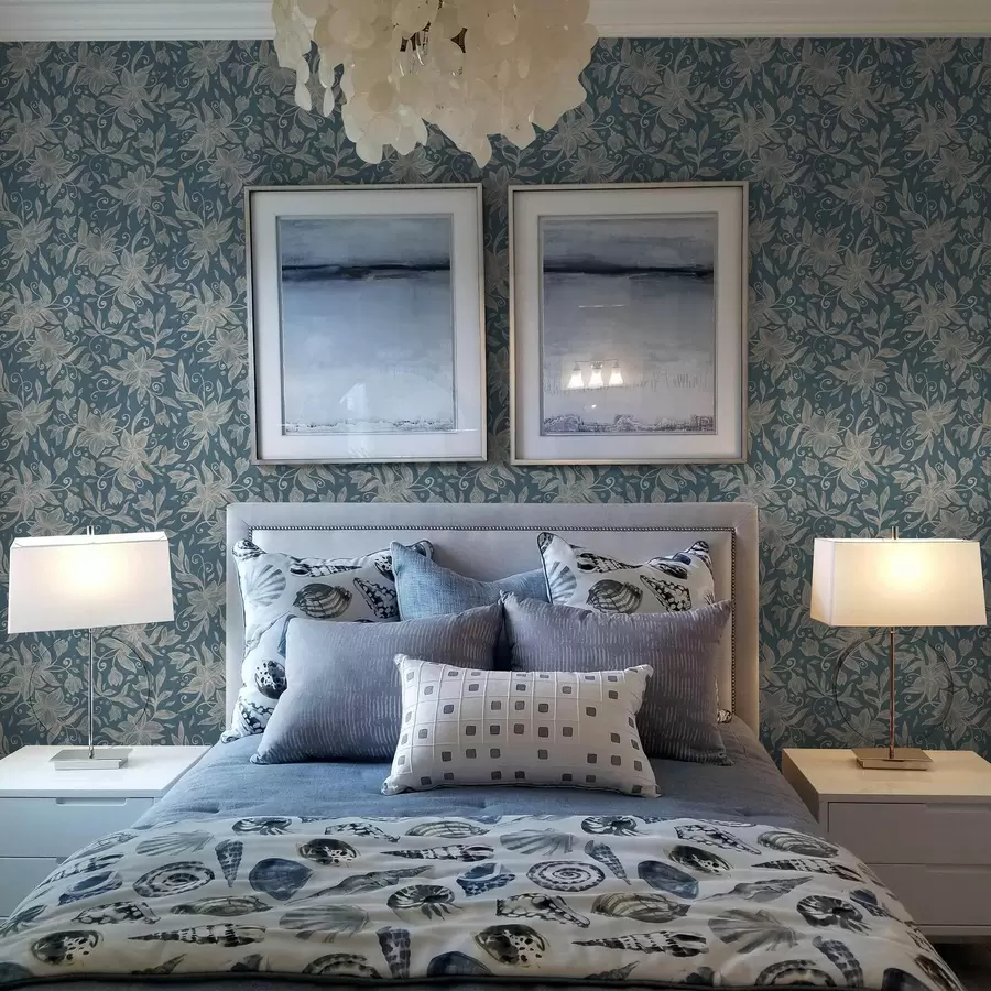 Fototapete Cremefarbene lineare Blumen auf blauem Hintergrund, zarte Schnörkel a00630