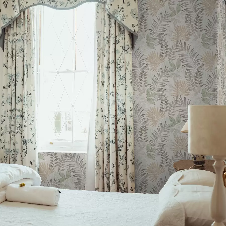 Fototapete Pastellfarbene tropische Blätter auf hellem Hintergrund, dezente Textur a00725