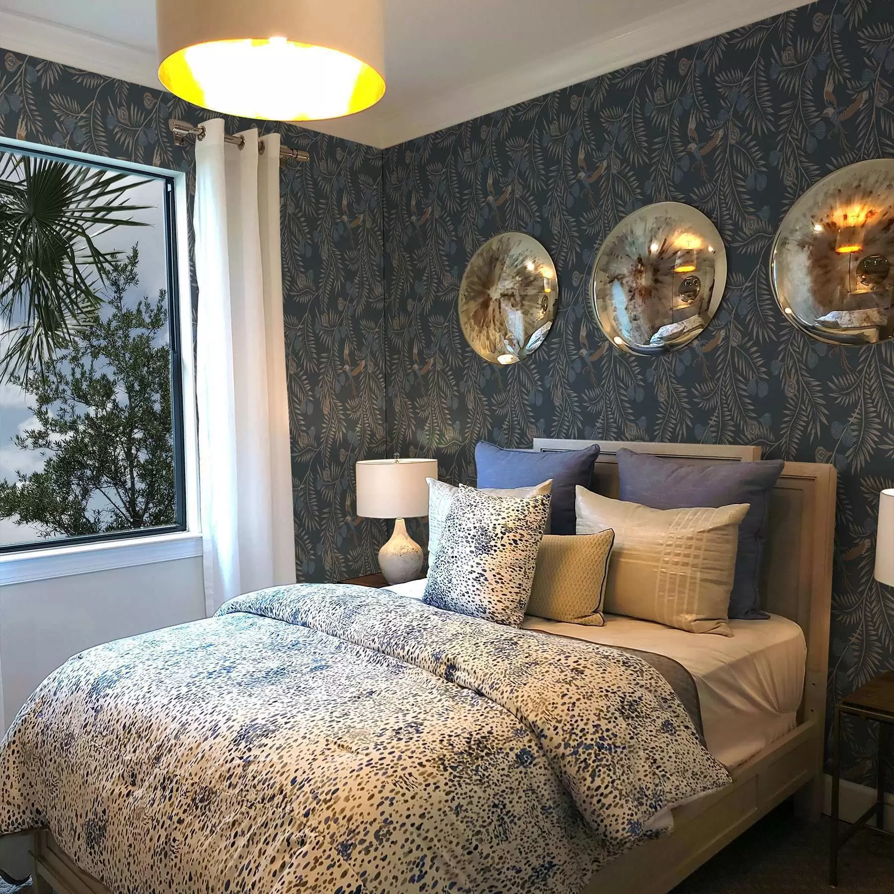 Fototapete Vogel zwischen blauen Früchten und Palmblättern, Indigo a00726