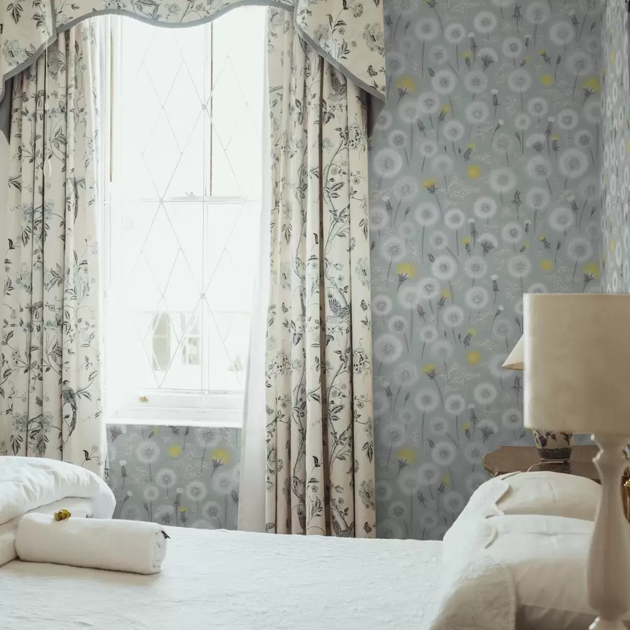 Fototapete Flauschige Löwenzahnblüten und Samen auf mintfarbenem Hintergrund a00790