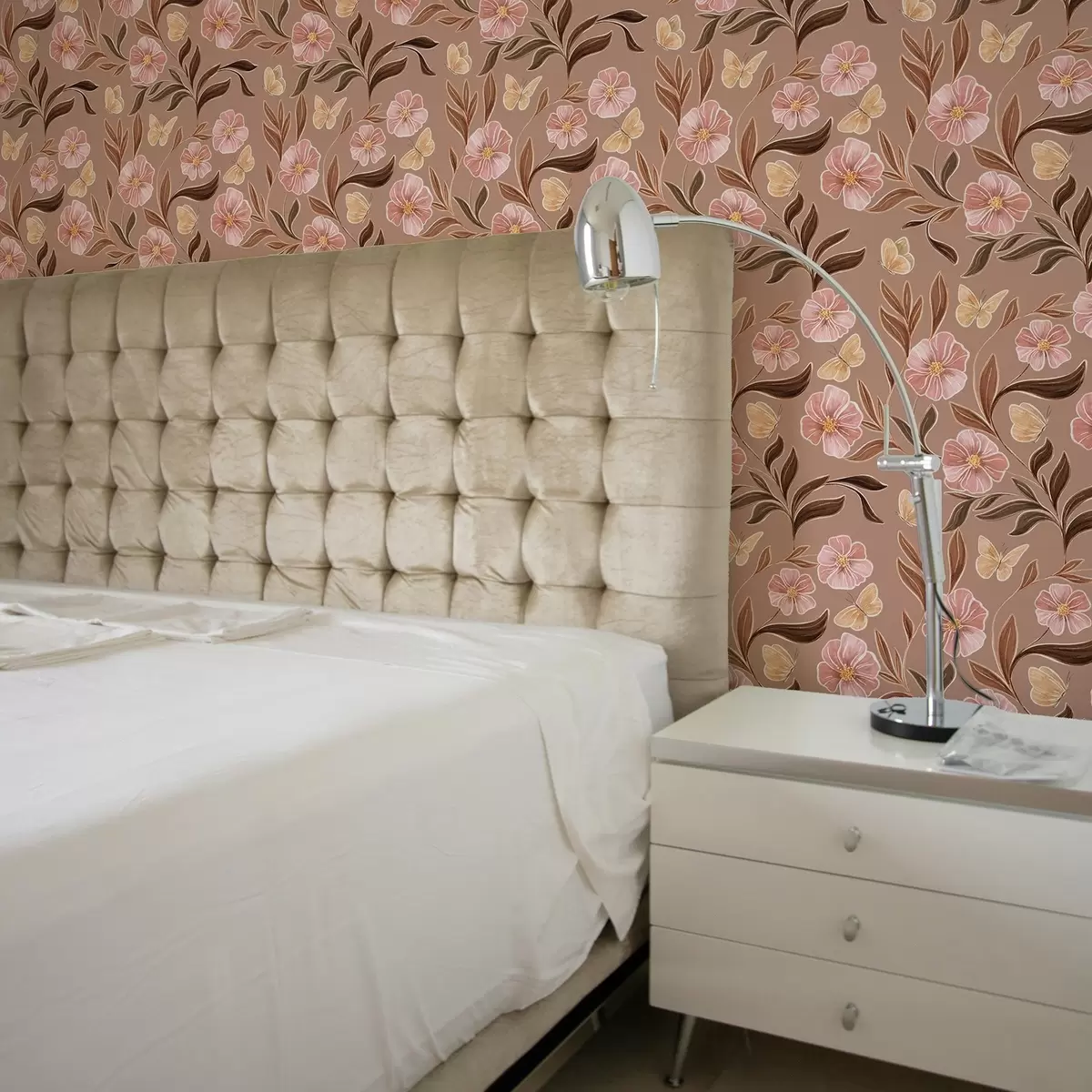 Tapete Rosa Blumen und Schmetterlinge auf einem warmen braunen Hintergrund a00633v1