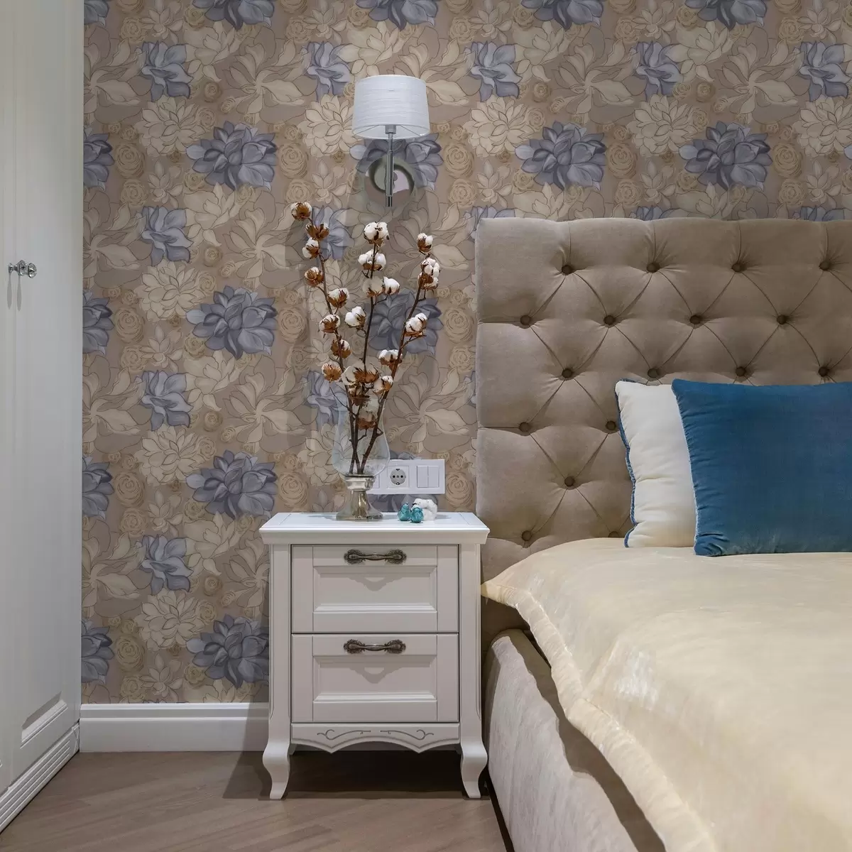 Tapete Cremefarbene und blaue Blumen auf warmem beigem Hintergrund a00634v1