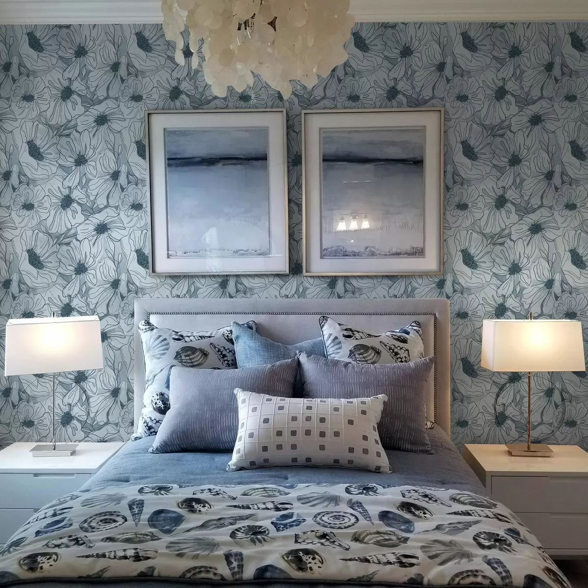 Tapete Lineare Blumen in einer kühlen grau-blauen Farbpalette a00636v2