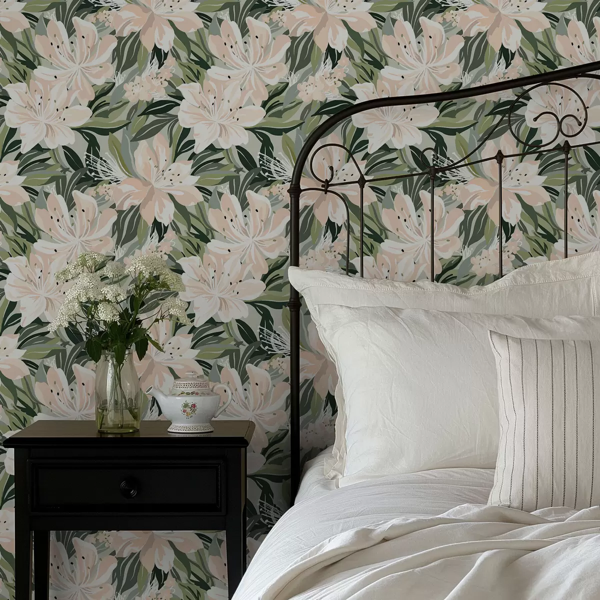 Tapete Große cremefarbene Blüten auf hellgrünem Hintergrund a00646