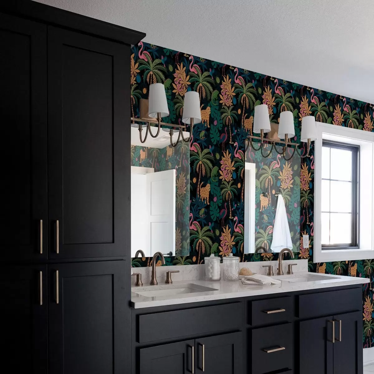 Tapete Leuchtende tropische Tiere zwischen Blättern auf dunklem Hintergrund a00701