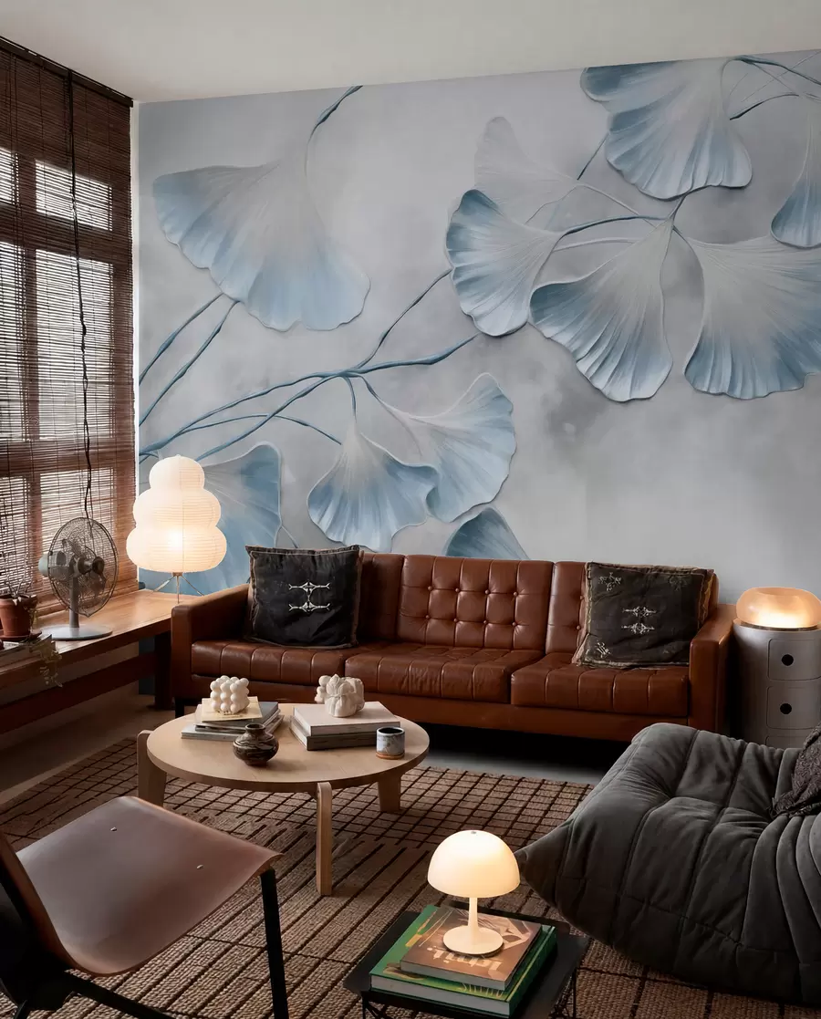 Fototapete Ginkgo-Biloba-Blätter mit blauen Rändern an einem Ast, grauer strukturierter Hintergrund, elegantes und minimalistisches Design w09472v1