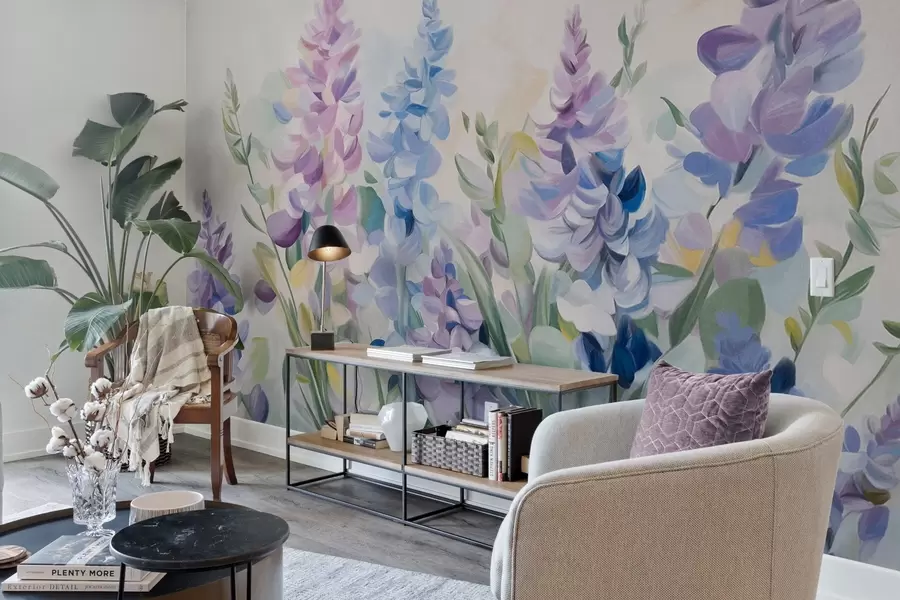 Fototapete Lila und blaue strukturierte Blumen mit blauen Blättern, heller Hintergrund, weiche Pinselstriche, lebendige Farben w09482