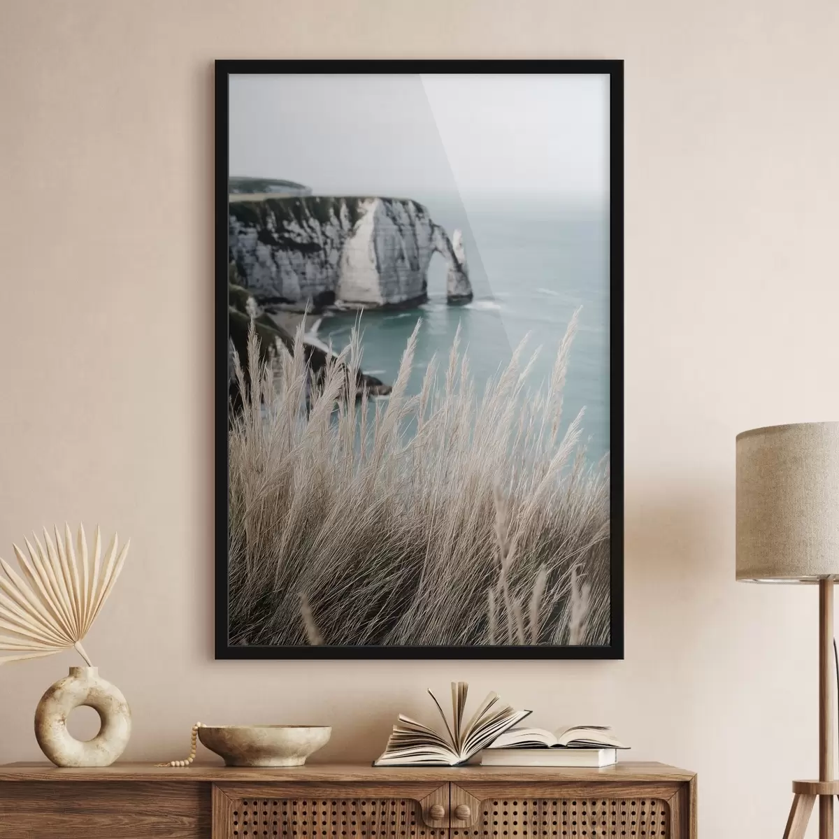 Poster Meer und Felsbogen, Blick durch trockenes Gras f46142