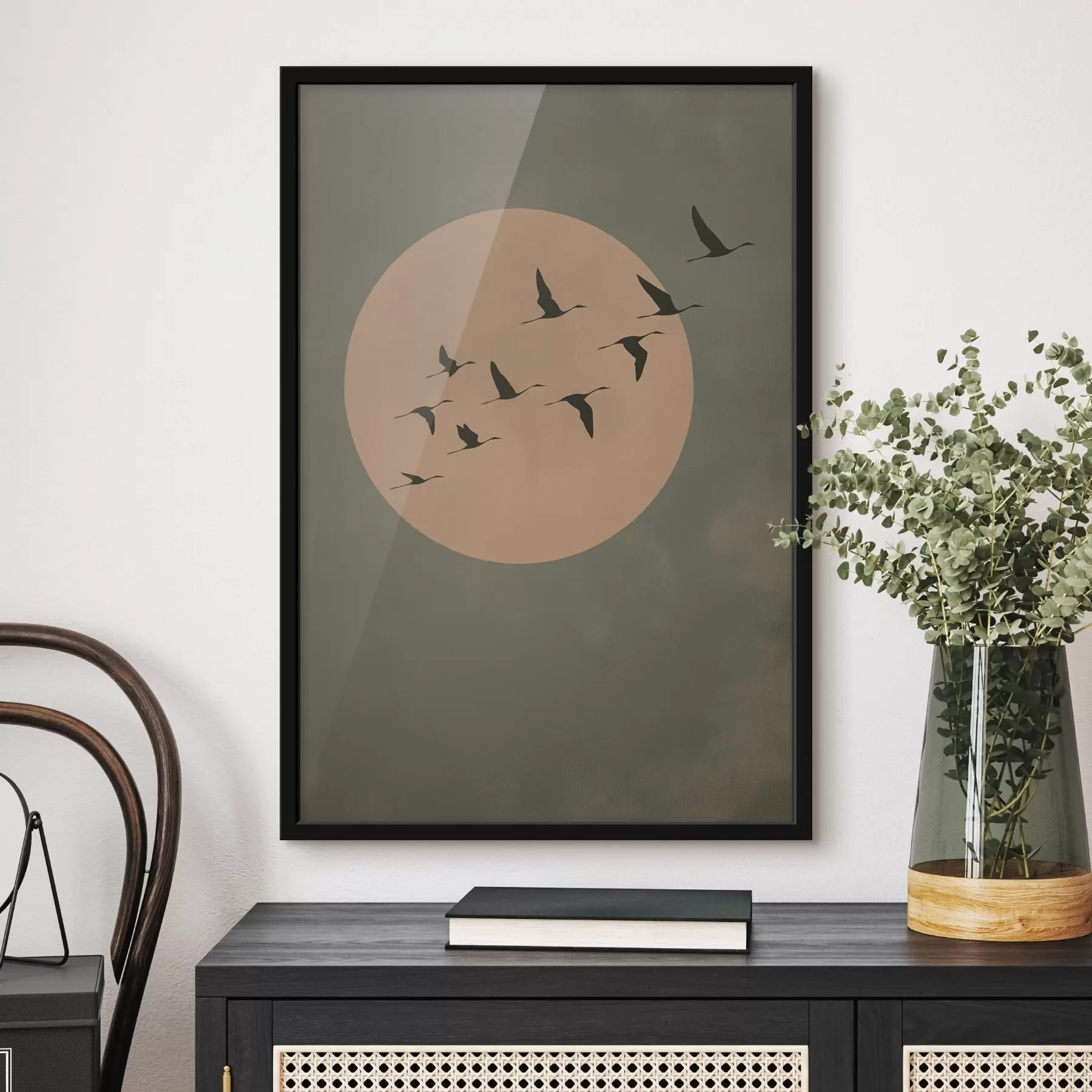 Fototapete Ein Vogelschwarm fliegt vor einem großen, warmen Mond f46162