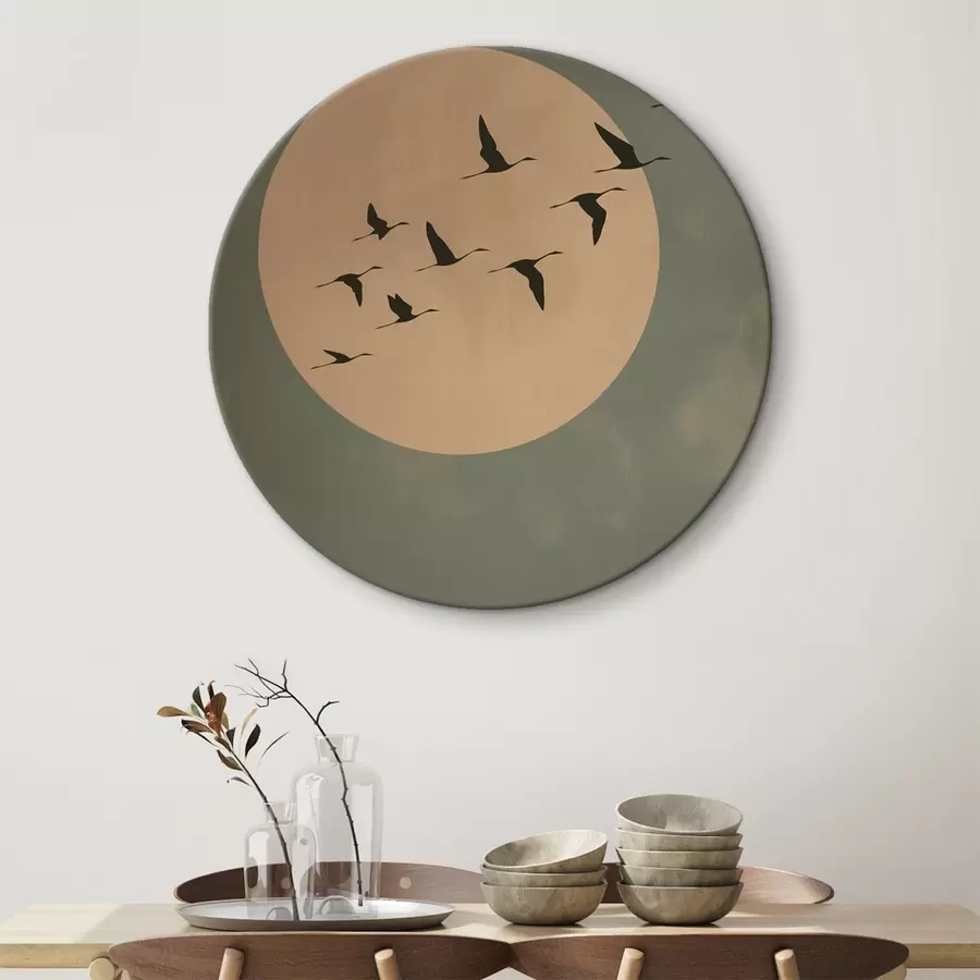 Wandbilder Ein Vogelschwarm fliegt vor einem großen, warmen Mond r46162