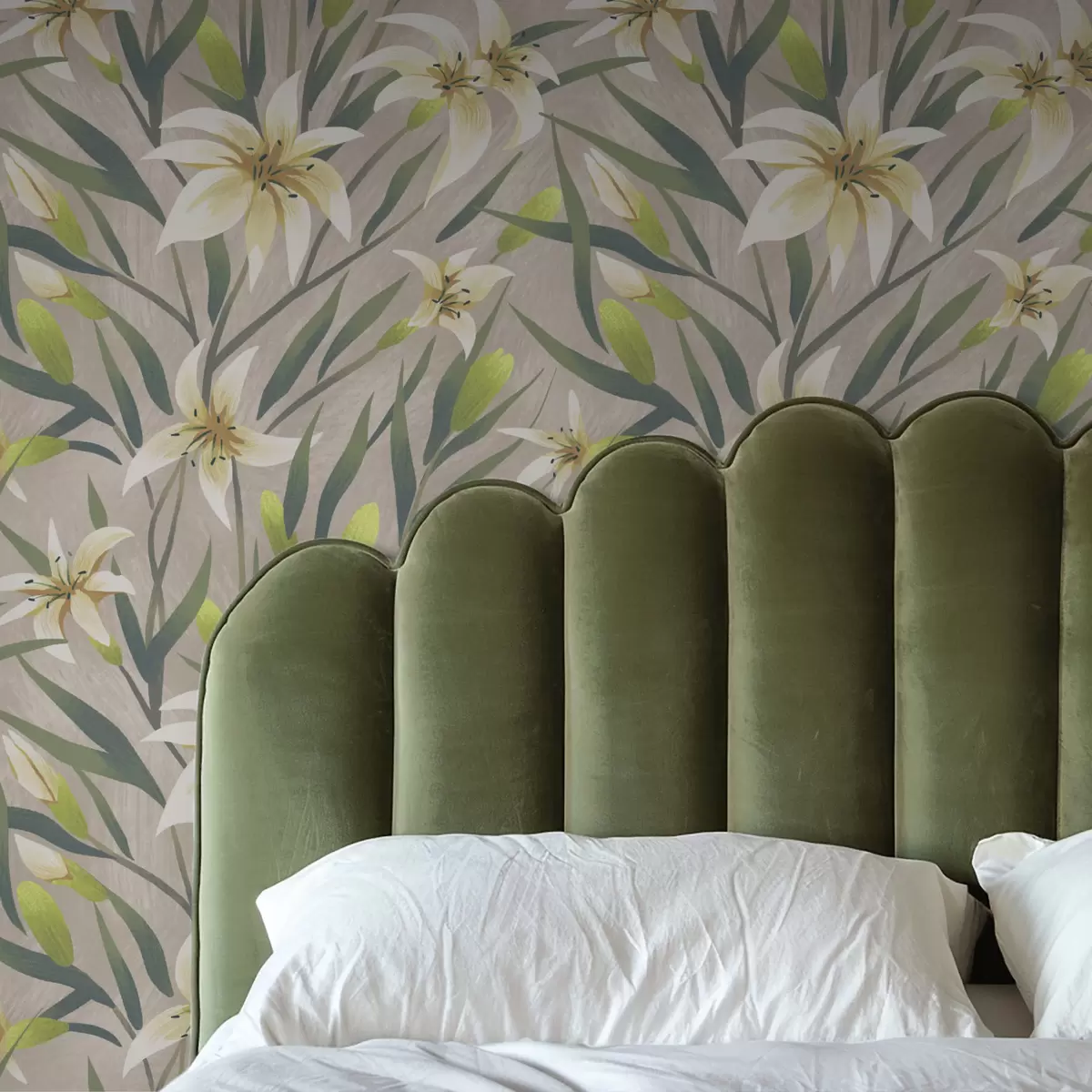 Tapete Cremefarbene Lilien mit Blättern auf grau-beigem Hintergrund a00837