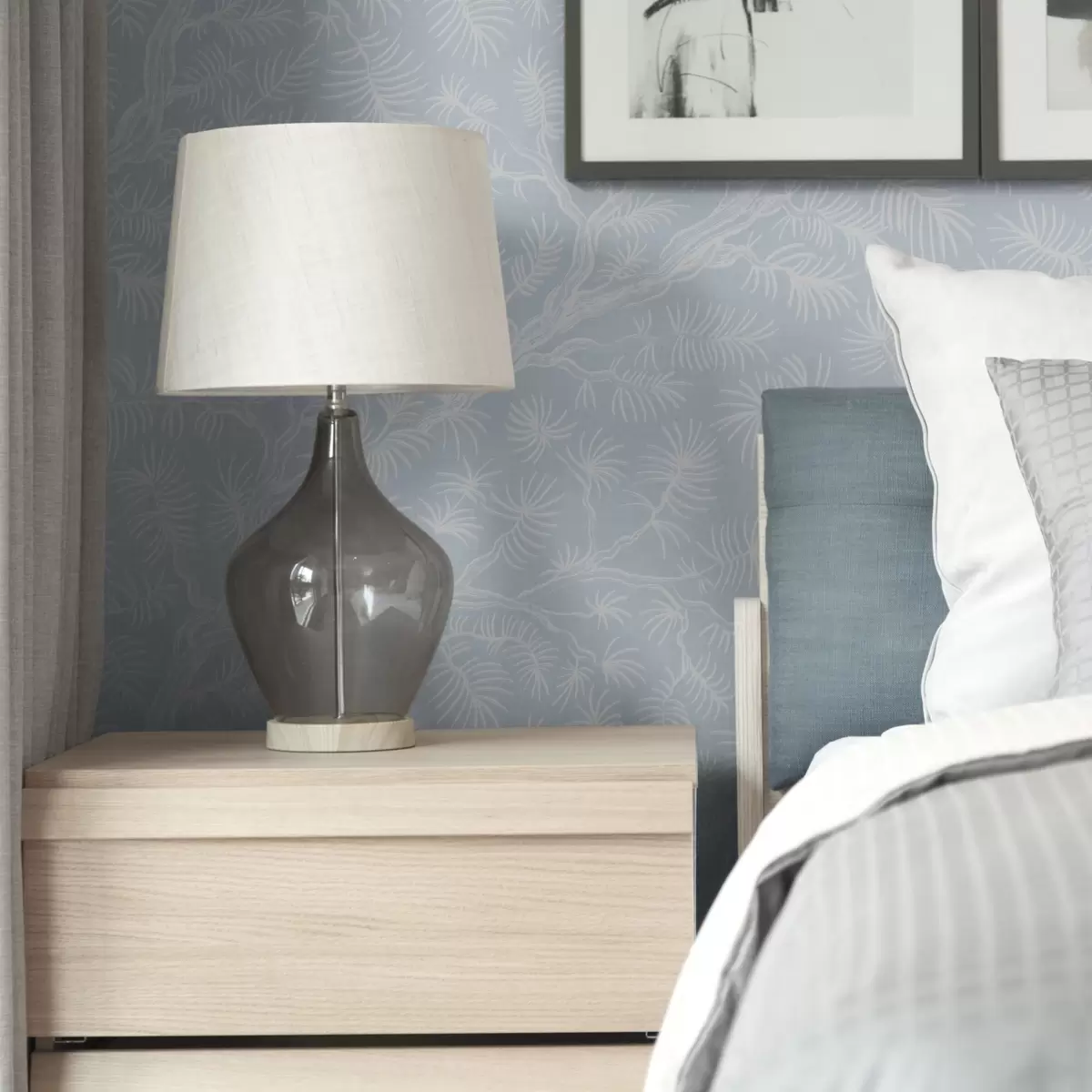 Tapete Kieferzweige in hellen Farbtönen auf blauem Hintergrund a00838