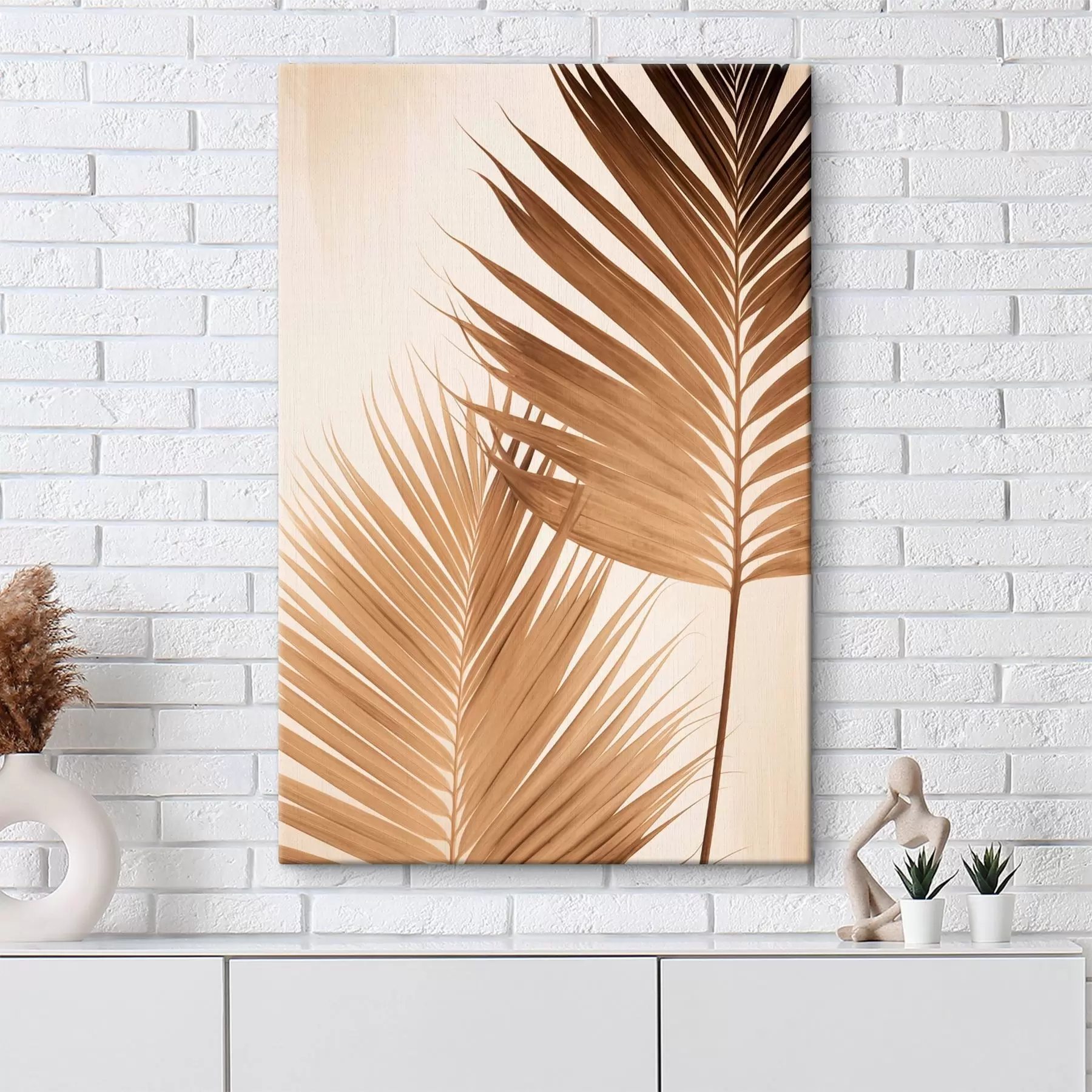 Wandbilder Palmenblätter in Brauntönen, neutraler Hintergrund, minimalistischer Stil, natürliche Beleuchtung, tropisches Flair s46274