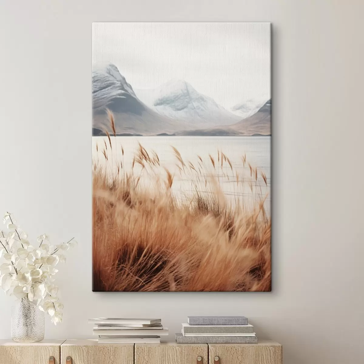 Wandbilder Pampasgrasfeld vor einer Seenlandschaft mit schneebedeckten Bergen im Hintergrund, weiches Licht s46282