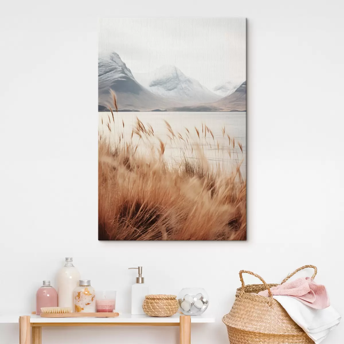 Wandbilder Pampasgrasfeld vor einer Seenlandschaft mit schneebedeckten Bergen im Hintergrund, weiches Licht s46282