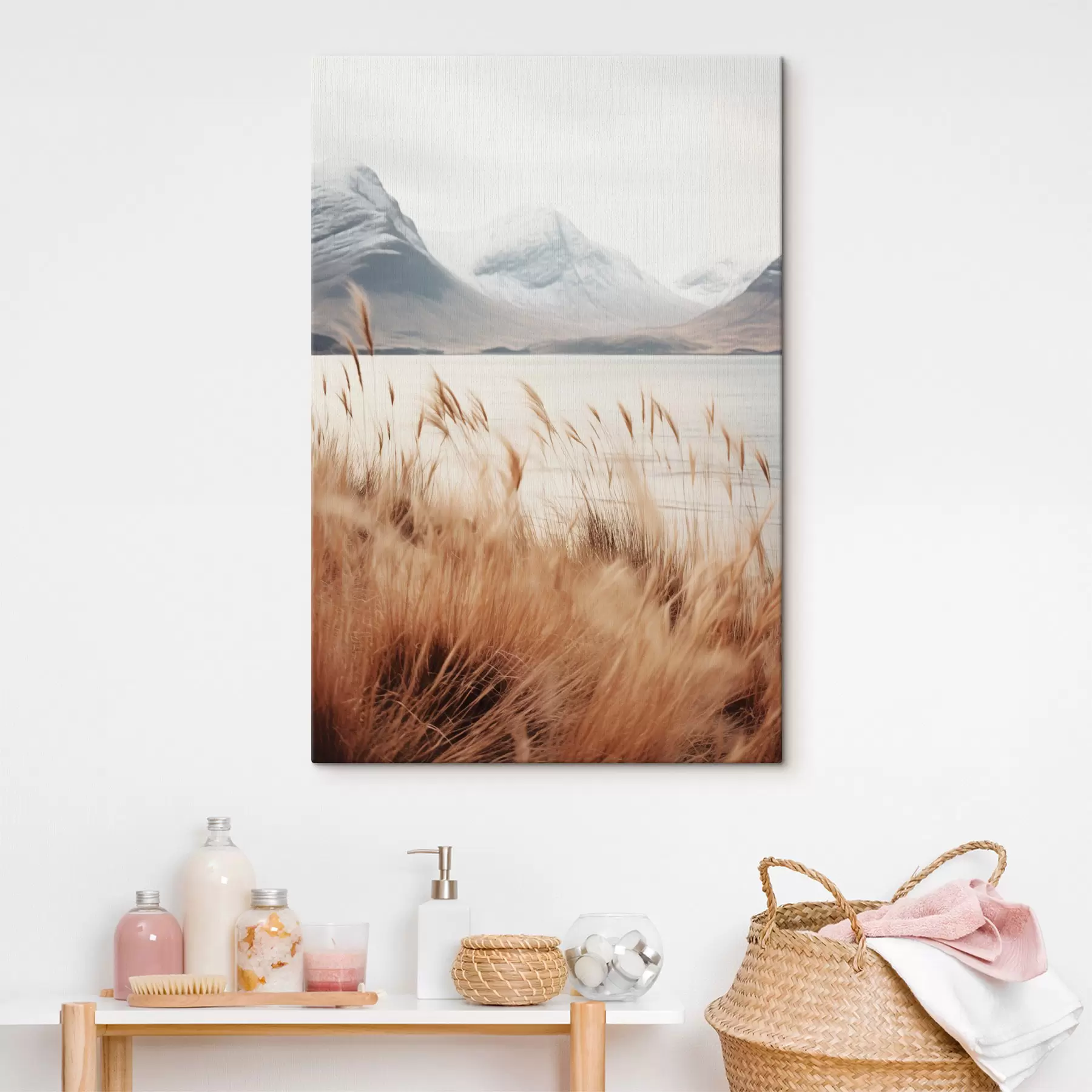 Wandbilder Pampasgrasfeld vor einer Seenlandschaft mit schneebedeckten Bergen im Hintergrund, weiches Licht s46282