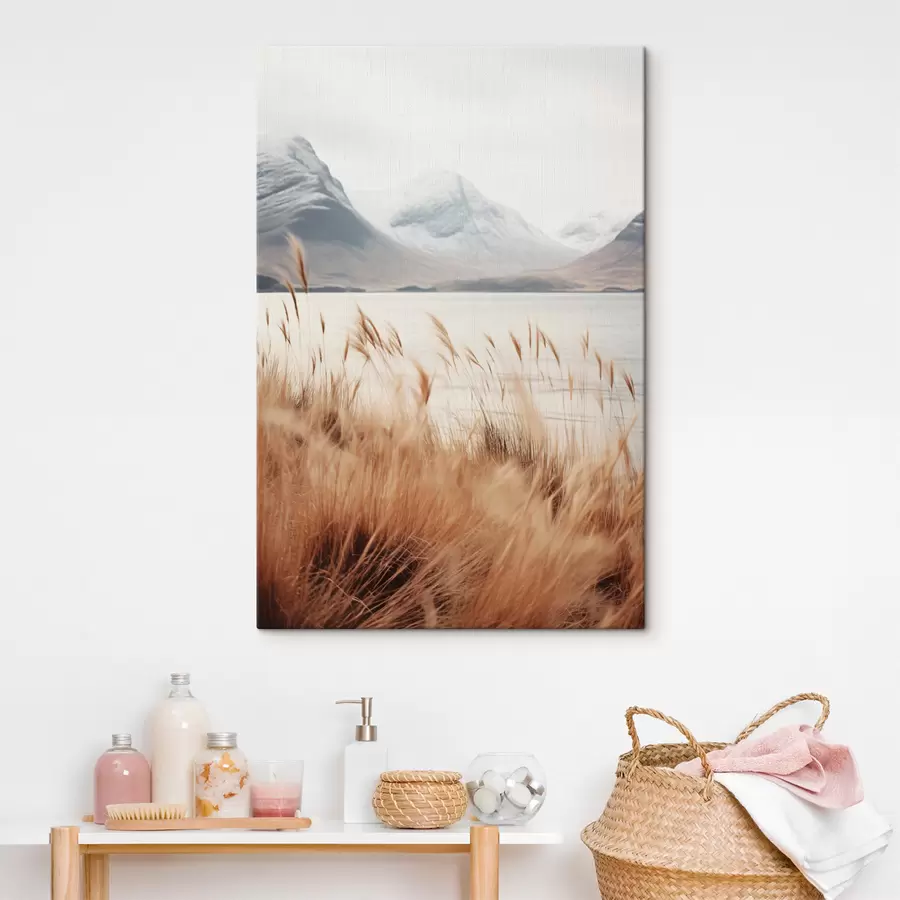 Wandbilder Pampasgrasfeld vor einer Seenlandschaft mit schneebedeckten Bergen im Hintergrund, weiches Licht s46282