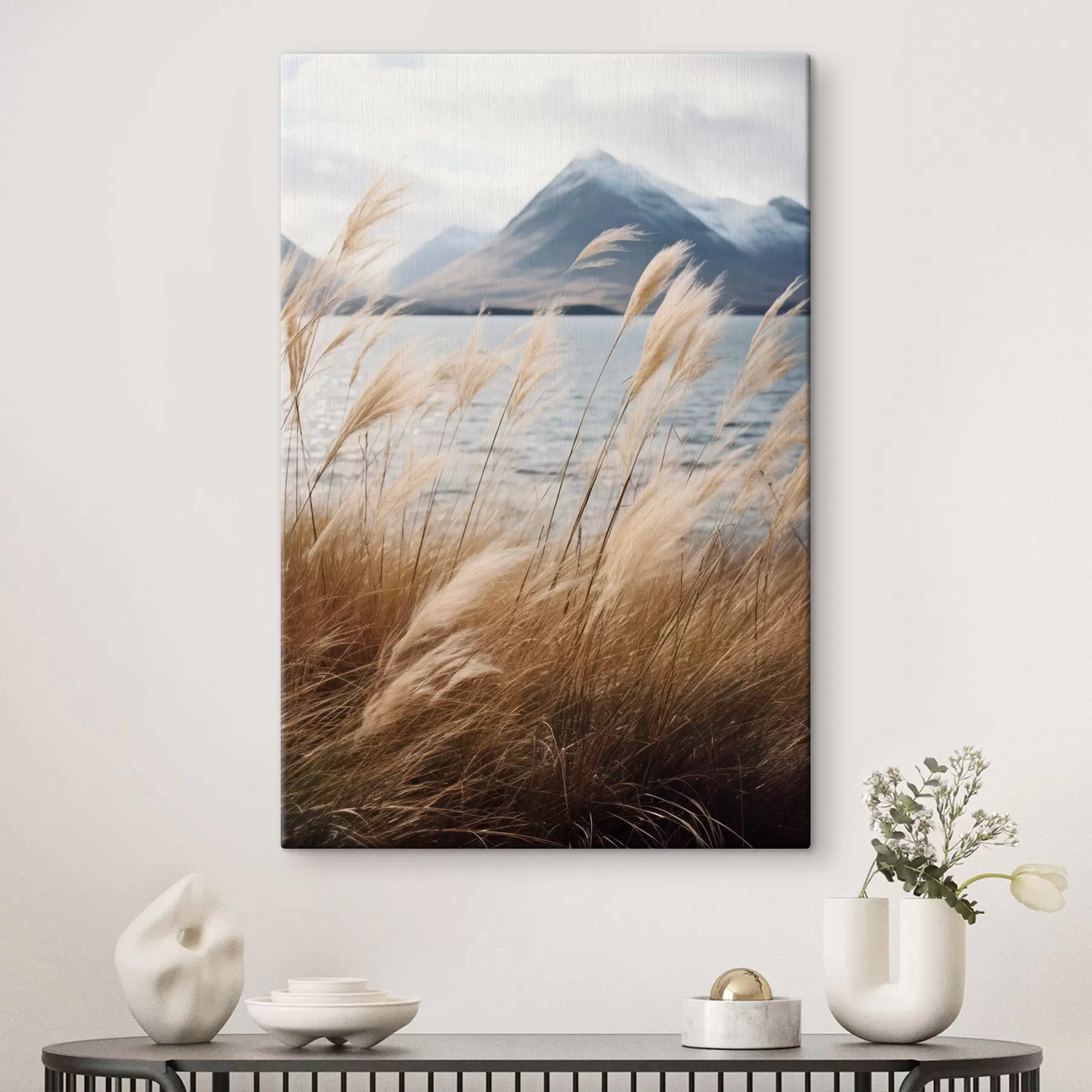 Wandbilder Pampasgras mit einem See und Bergen im Hintergrund, sanfte Beleuchtung, gedämpfte Farben, naturalistischer Stil s46283