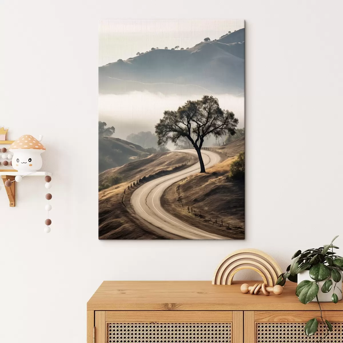 Wandbilder Eine kurvenreiche Straße durch sanfte Hügel mit einem Baum im Vordergrund, im Hintergrund Nebel und Berge s46288