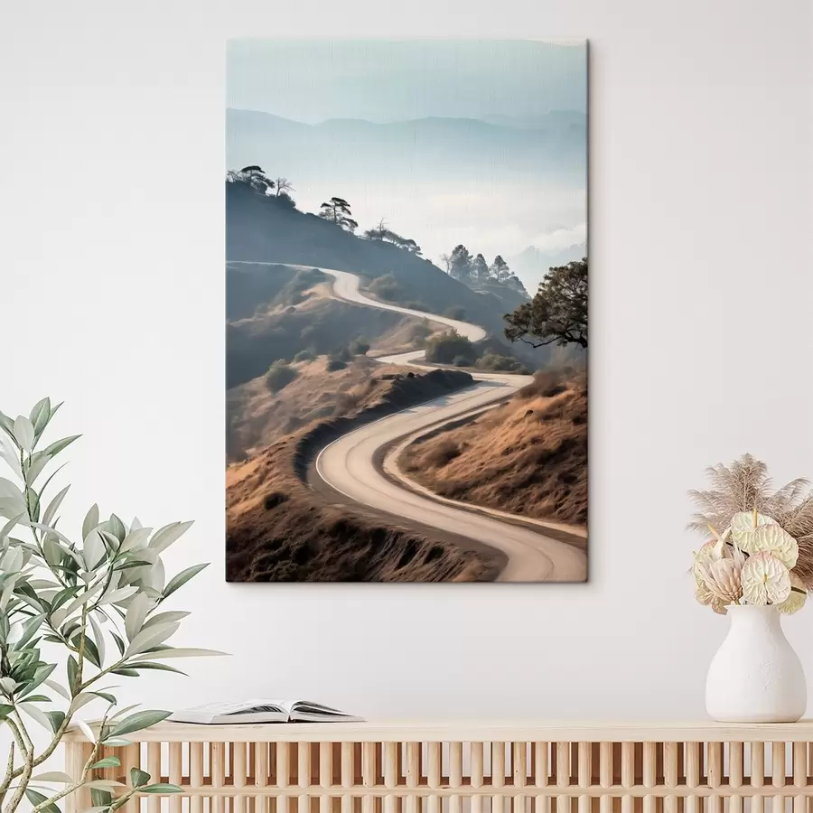 Wandbilder Eine kurvenreiche Straße durch eine hügelige Landschaft mit trockenem Gras unter einem klaren Himmel und Bergen in der Ferne s46289