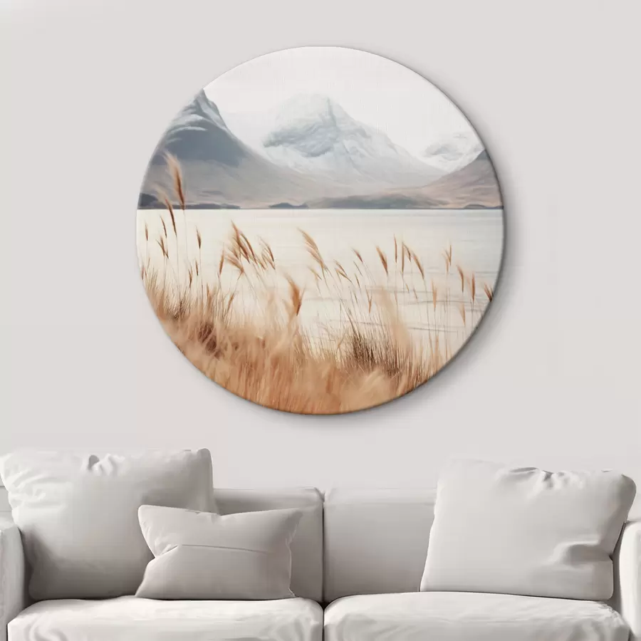 Wandbilder Pampasgrasfeld vor einer Seenlandschaft mit schneebedeckten Bergen im Hintergrund, weiches Licht r46282