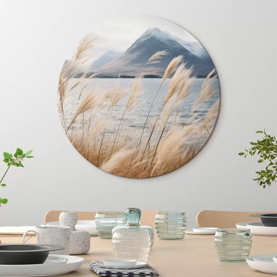 Wandbilder Pampasgras mit einem See und Bergen im Hintergrund, sanfte Beleuchtung, gedämpfte Farben, naturalistischer Stil r46283