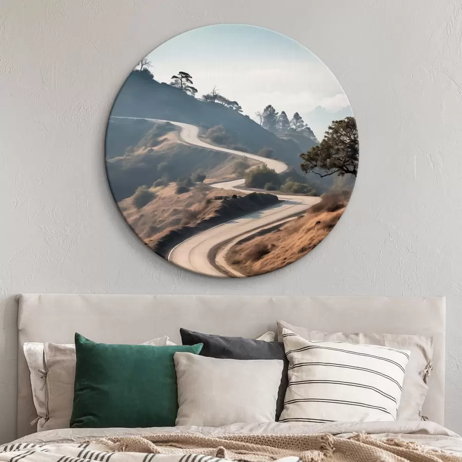 Wandbilder Eine kurvenreiche Straße durch eine hügelige Landschaft mit trockenem Gras unter einem klaren Himmel und Bergen in der Ferne r46289