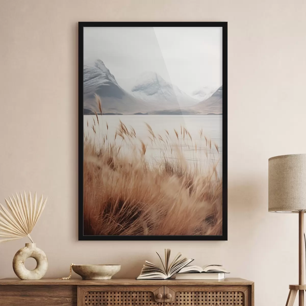 Poster Pampasgrasfeld vor einer Seenlandschaft mit schneebedeckten Bergen im Hintergrund, weiches Licht f46282
