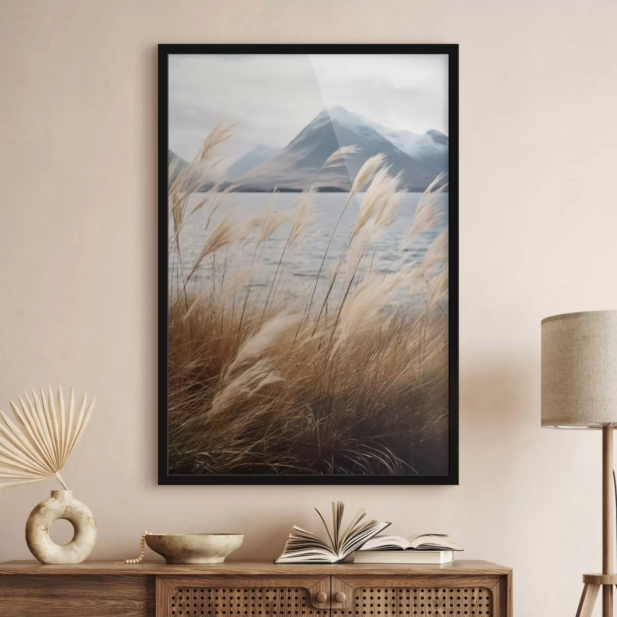 Poster Pampasgras mit einem See und Bergen im Hintergrund, sanfte Beleuchtung, gedämpfte Farben, naturalistischer Stil f46283