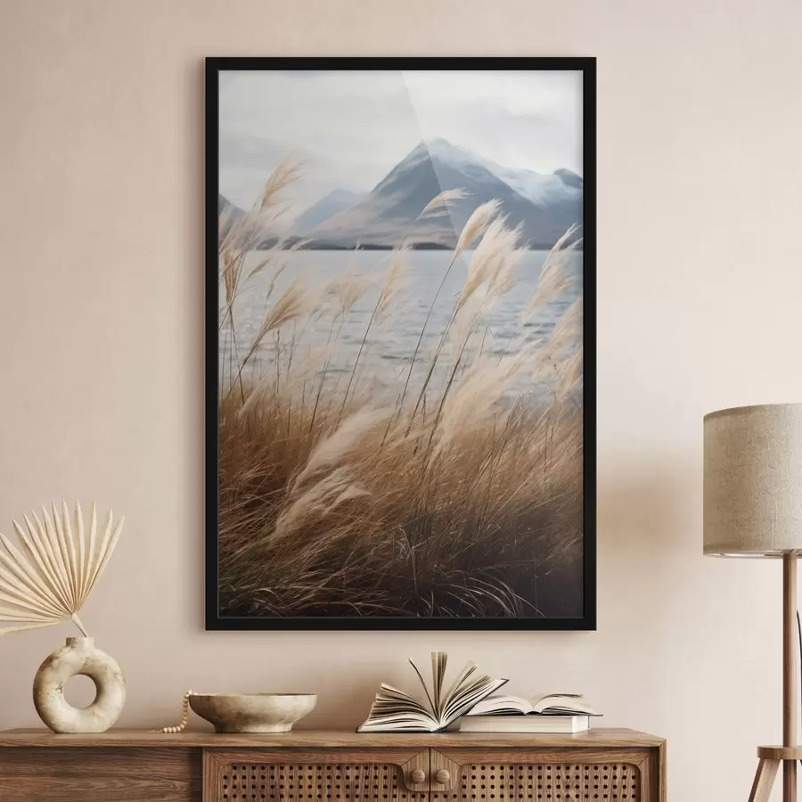 Fototapete Pampasgras mit einem See und Bergen im Hintergrund, sanfte Beleuchtung, gedämpfte Farben, naturalistischer Stil f46283