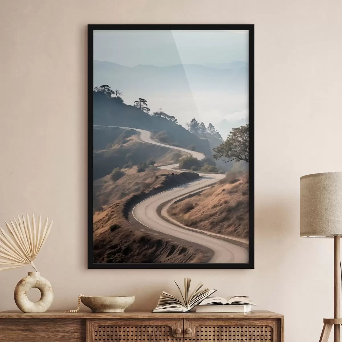 Poster Eine kurvenreiche Straße durch eine hügelige Landschaft mit trockenem Gras unter einem klaren Himmel und Bergen in der Ferne f46289