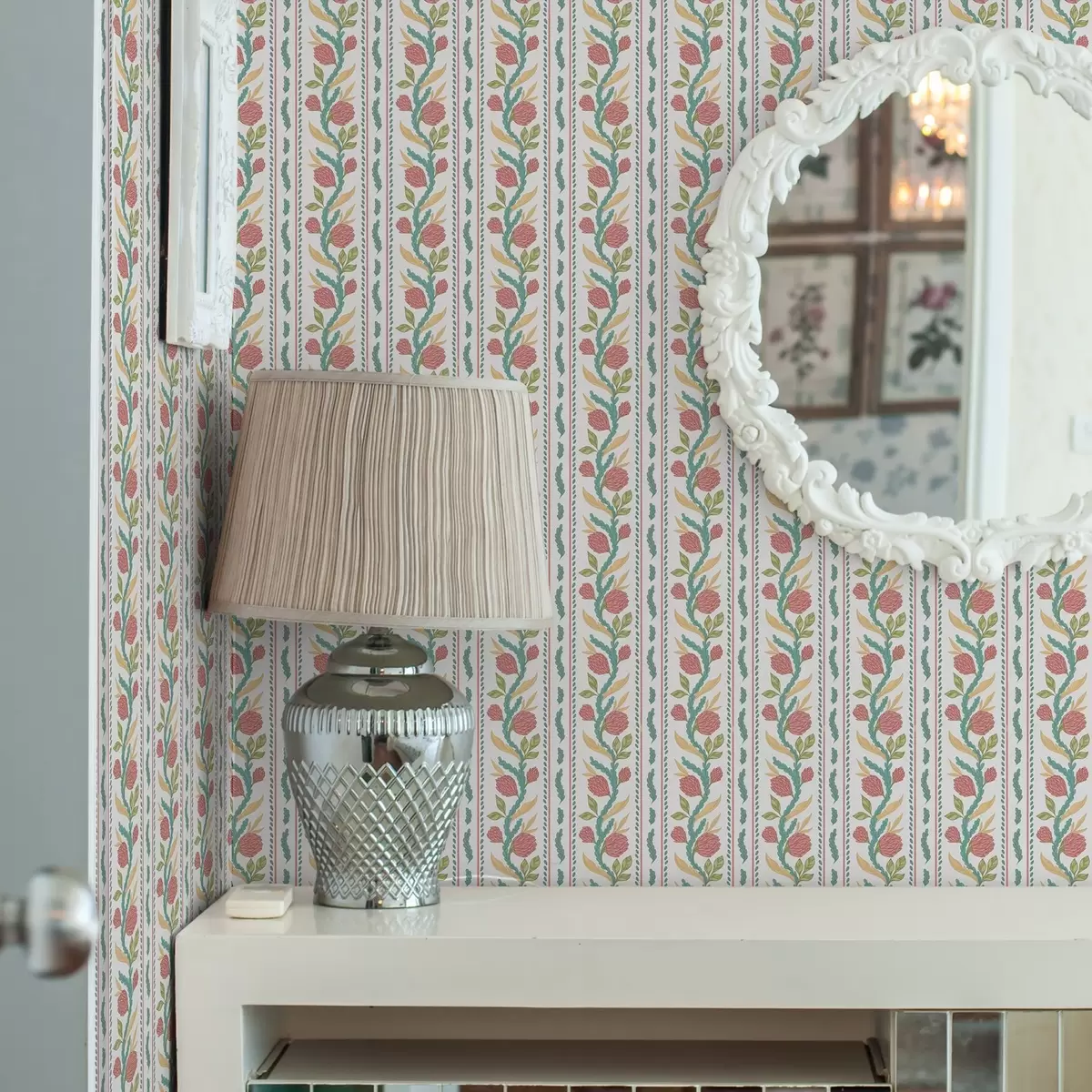 Tapete Vertikale Streifen mit Korallenblüten und türkisfarbenen Blättern a00816