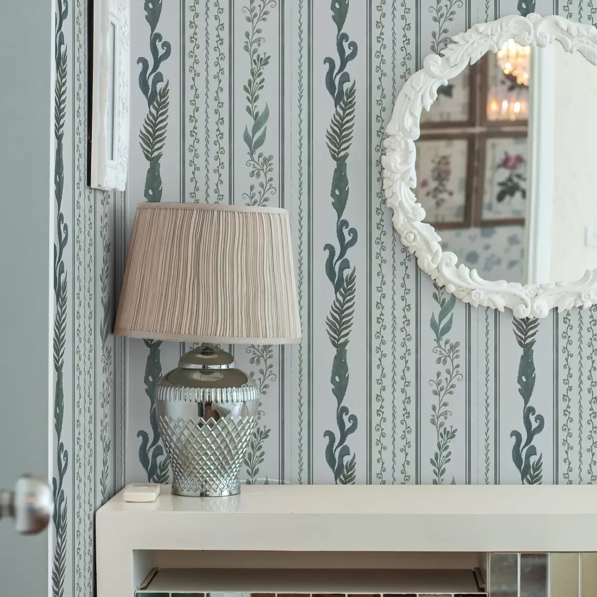 Tapete Streifen mit Zweigen und Locken auf kühlem Hellblau a00823v1